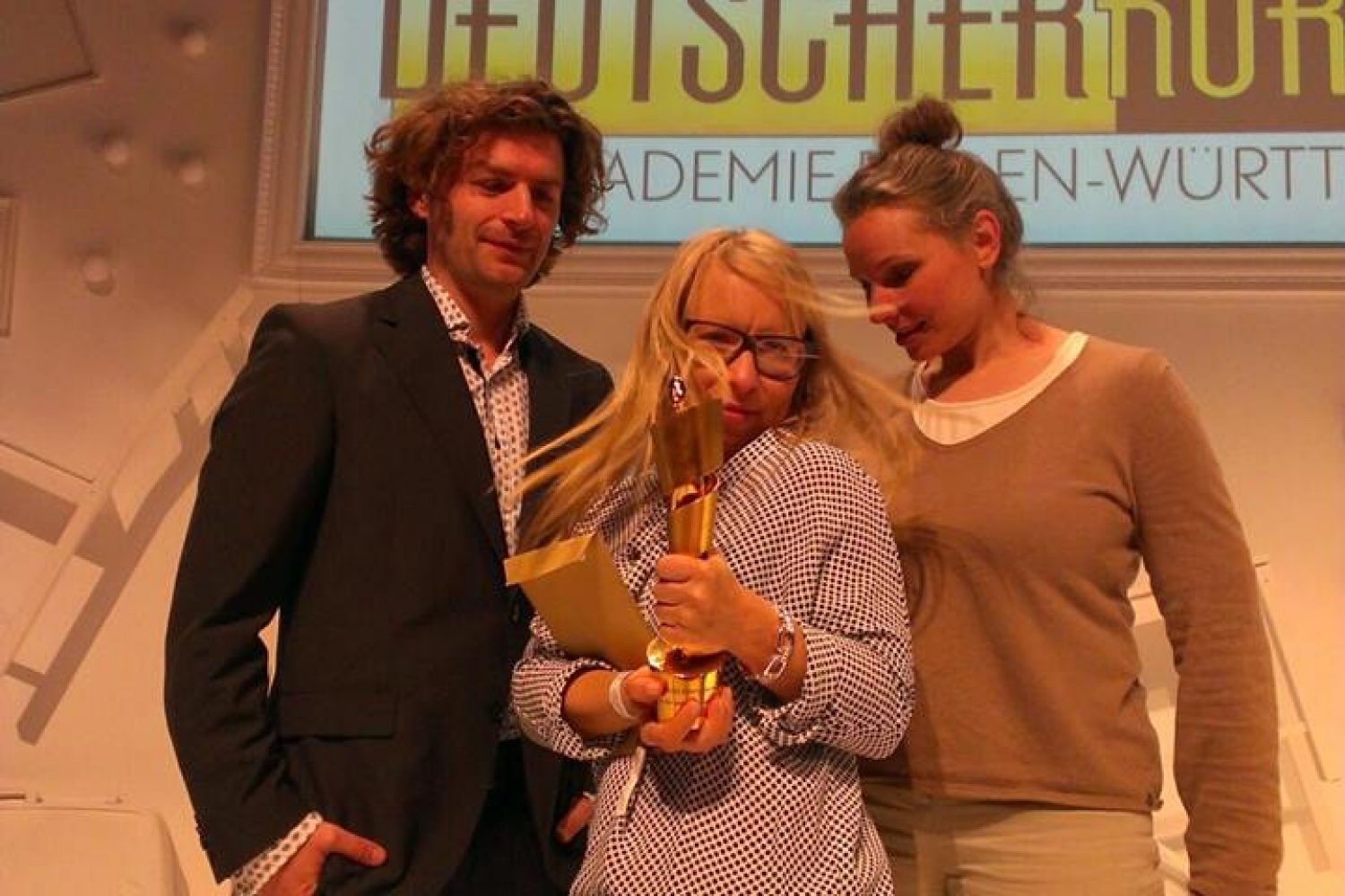 Laura Lehmus hält stolz ihre Lola für AlieNation - eingerahmt von  Matthias von Lonski und Vera Lalyko