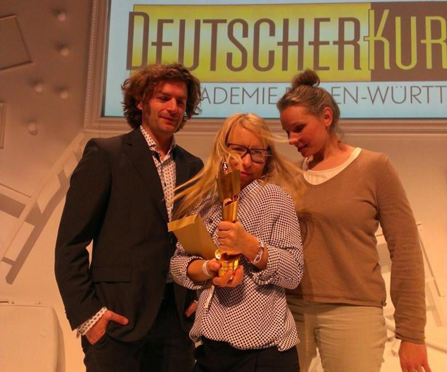 Laura Lehmus hält stolz ihre Lola für AlieNation - eingerahmt von  Matthias von Lonski und Vera Lalyko