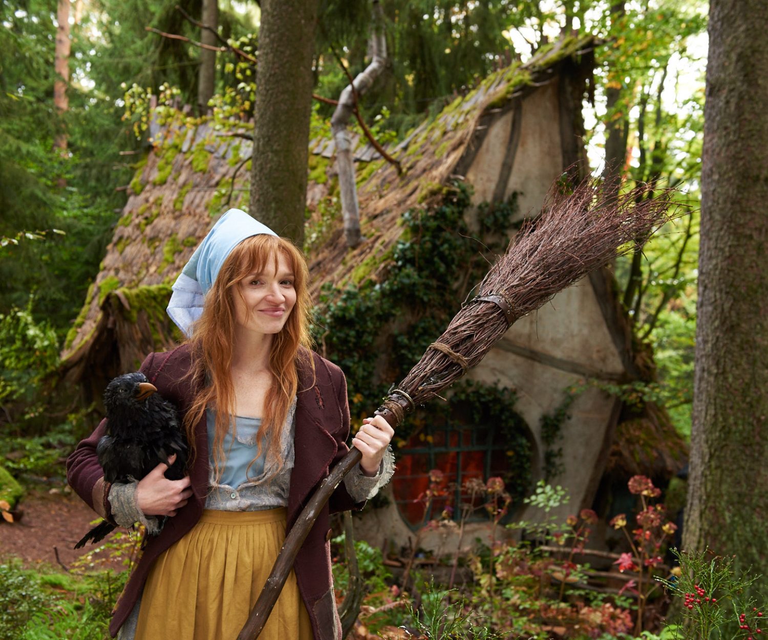 Die kleine Hexe (Karoline Herfurth) mit Rabe Abraxas