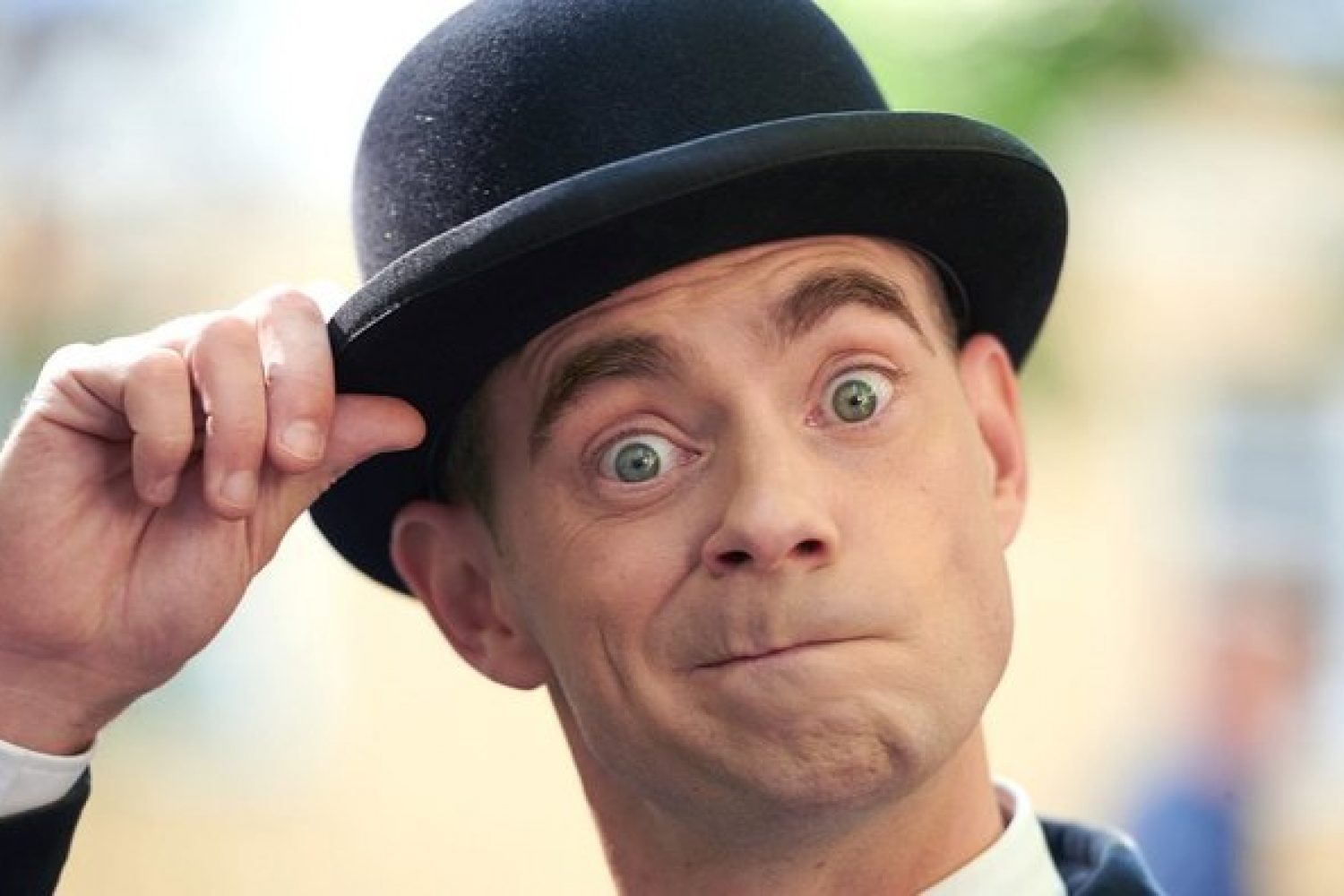 ARD/WDR, 30.7.2020: Pan Tau ist die moderne Neuauflage der gleichnamigen tschechischen Serie aus dem Jahr 1970. Der stumme Titelheld mit Anzug und Melone lässt diverse Familien Abenteuer durchleben.Elegant, schweigsam und doch für jede Menge fantastischer Überraschungen gut – Pan Tau (Matt Edwards)© ARD/Caligari/Film2020, honorarfrei - Verwendung gemäß der AGB im engen inhaltlichen, redaktionellen Zusammenhang mit genannter WDR-Sendung und bei Nennung "Bild: ARD/Caligari/Film2020" (S2). WDR Kommunikation/Redaktion Bild, Köln, Tel: 0221/220 -7132 oder -7133, Fax: -777132, bildredaktion@wdr.de